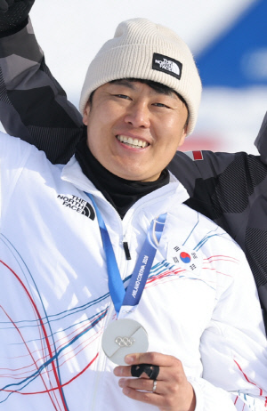 [밀라노 LIVE]'은메달로 충분한데' 드라마 쓴 '맏형' 김상겸, '큰절 세리머니'로 고국에 '설선물'