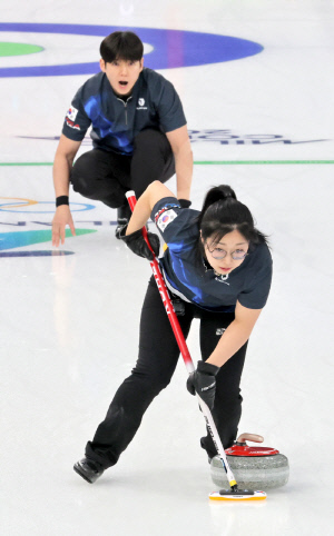 [밀라노 LIVE] 마! 이게 한국이다...'최악의 5연패'→'기적의 3연승' 컬링 김선영-정영석, 캐나다에 9-5 승리, 기적의 4강행 가능성 UP