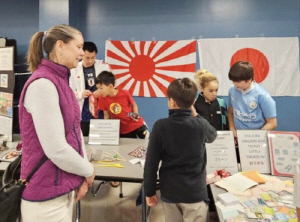 美초등학교 다문화 행사에 욱일기 등장…韓 학부모들 