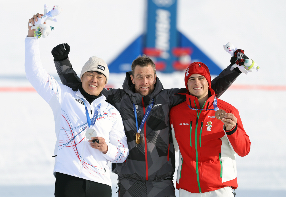 "메달 땄다!" 37세에 기적 쓴 '맏형 은메달리스트' 김상겸의 포효 "…