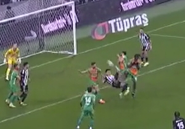 '韓축구 빅뉴스' 미쳤다 오현규, 베식타시 데뷔전서 '환상 오버헤드킥'으…