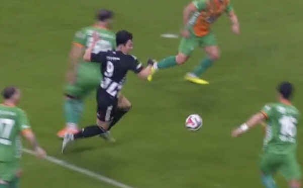 '韓축구 빅뉴스' 미쳤다 오현규, 베식타시 데뷔전서 '환상 오버헤드킥'으…