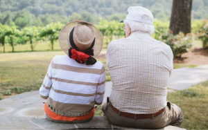 97세 남성, 55년 '열애' 연인과 결혼 권리 얻어…소송 제기한 아들엔 유산 無