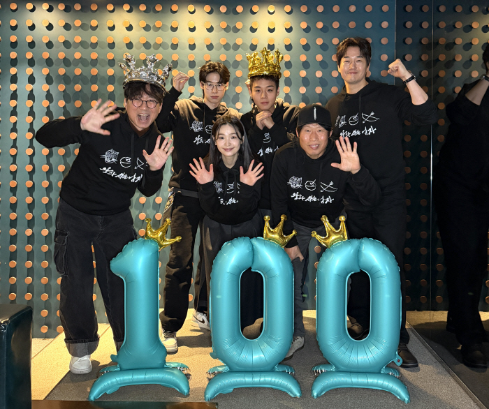 [SC무비] '김은희♥'장항준, 말티즈 눈물 자국 지웠다…'왕사남', 개봉 5일만 100만 돌파 쾌거