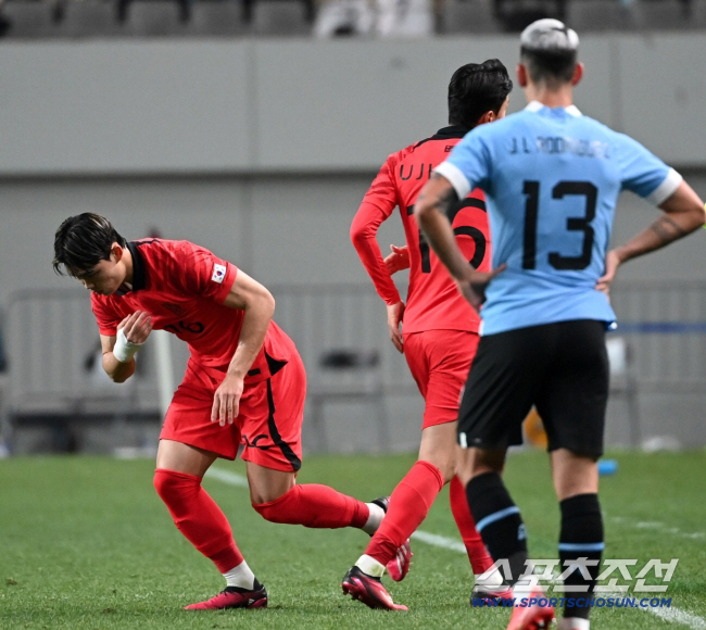 "韓 공격수 위상 드높였다" '환상 데뷔골' 오현규-'환상 AS' 황의조…