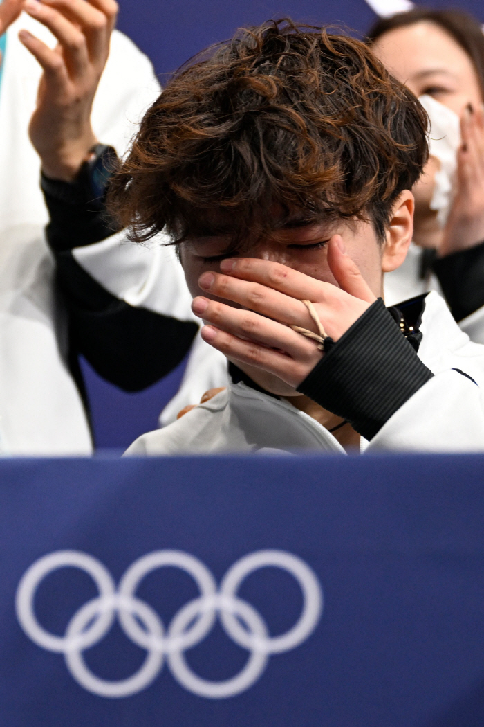 "죄송합니다, 정말 죄송합니다" 日 결국 눈물 펑펑…'피겨 에이스' 개인 베스트 찍고도 美 말리닌에 밀려 '일본 2연속 은메달'