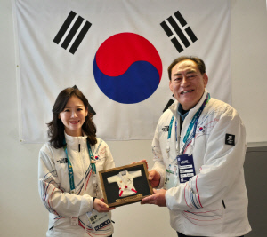 '올림픽 전설' 하형주 국민체육진흥공단 이사장, 동계올림픽 국가대표 선수단에 격려금 전달