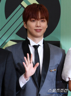 [공식]워너원 리얼리티 앞두고…'센터' 강다니엘, 오늘(9일) 군대로