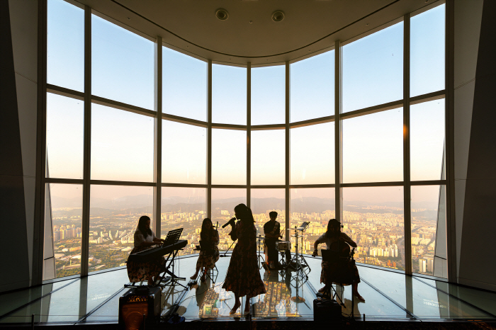 롯데월드에서 설 연휴 100 즐기기 "물속부터 하늘까지, 볼거리 풍성"