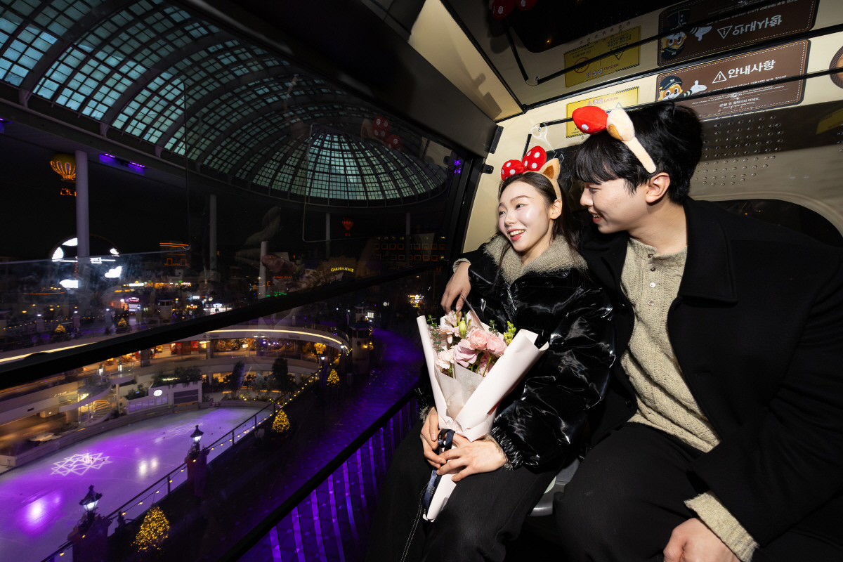 롯데월드에서 설 연휴 100 즐기기 "물속부터 하늘까지, 볼거리 풍성"