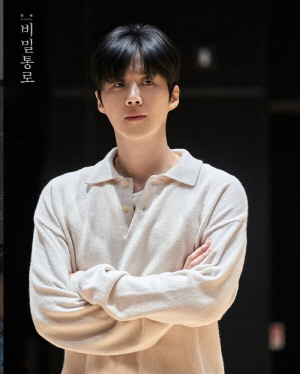 김선호, '수척해진 얼굴'로 묵묵히 연극 연습만…탈세 의혹 후 첫 근황 포착