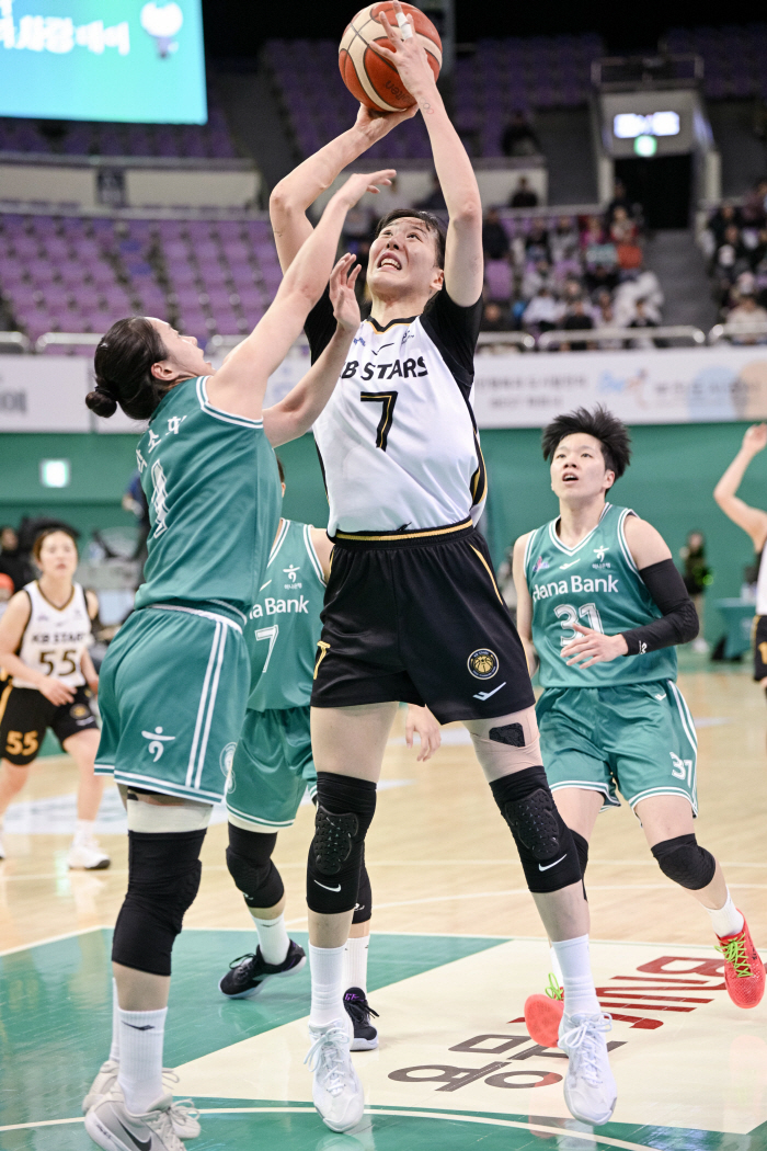 KB스타즈, 대혈전 끝에 하나은행 꺾고 7연승으로 공동 1위 등극