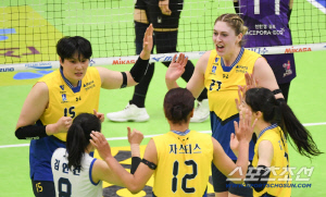 '카리 제대로 터졌다' 현대건설, '피치 복귀' 흥국생명 잡고 2위 탈환 [수원 리뷰]