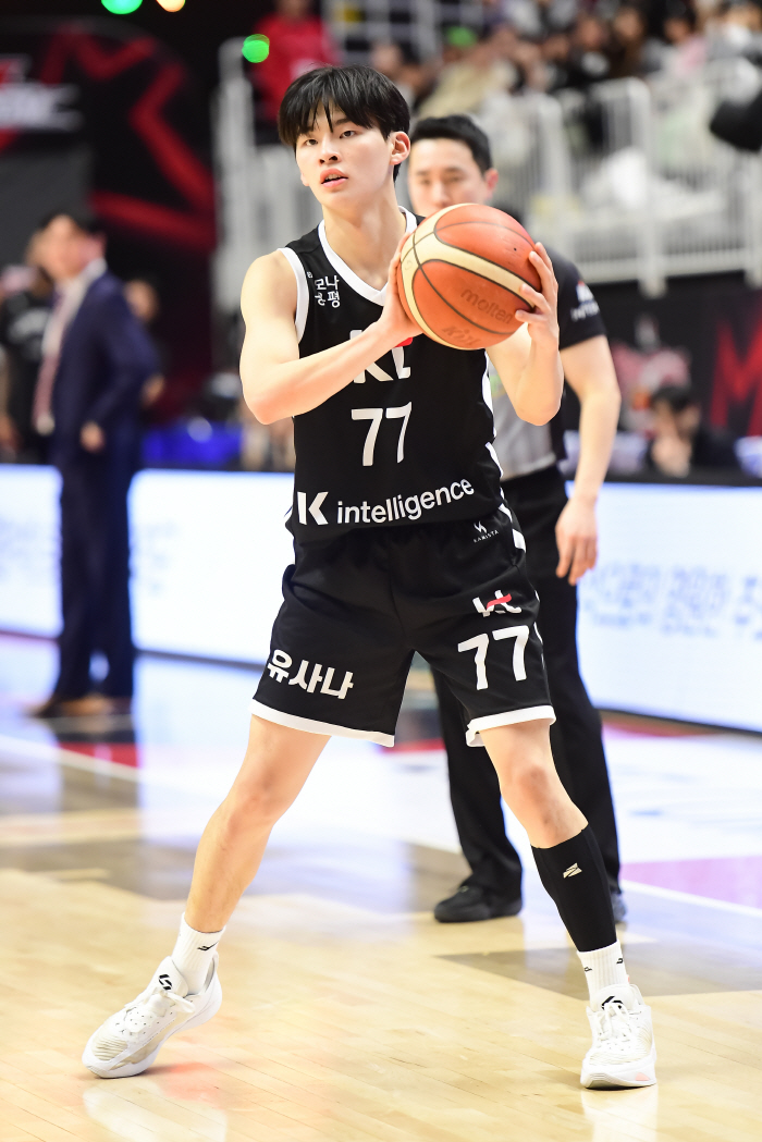 '감독 지각소동' 삼성, KT에 대역전패 4연패 수렁…연장끝에 104-101 승리, 문경은 감독 "박지원이 최고 활약"