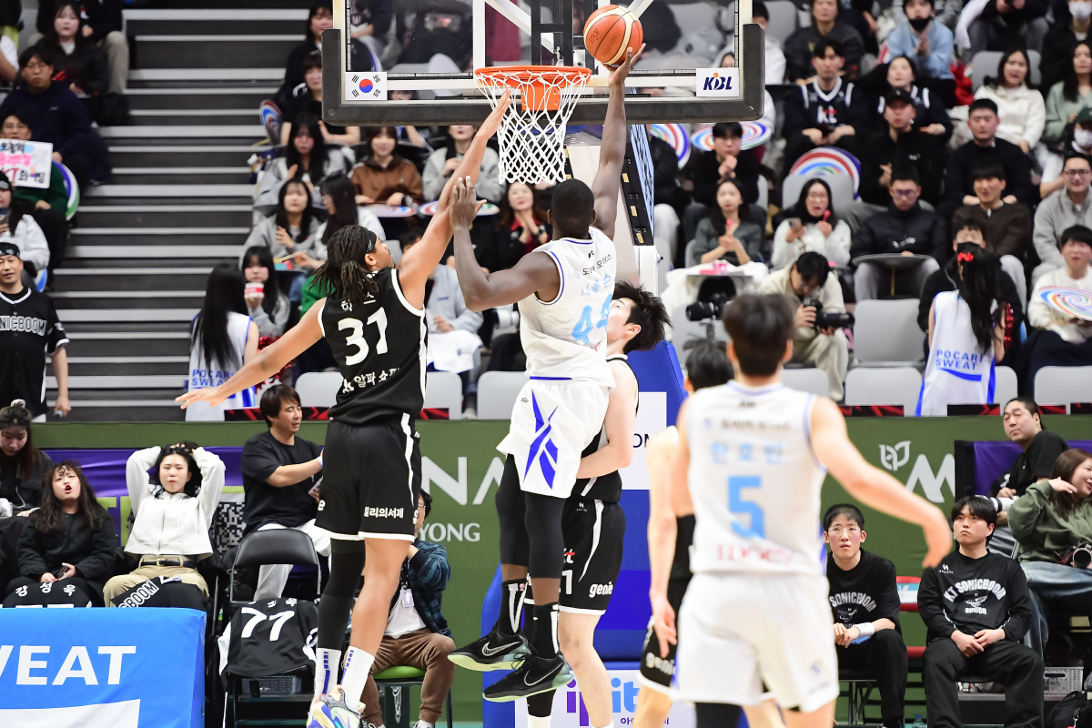 '감독 지각소동' 삼성, KT에 대역전패 4연패 수렁…연장끝에 104-1…