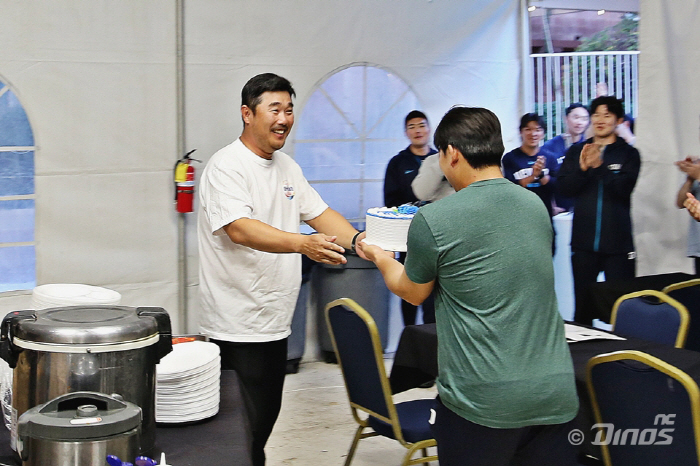 "축하합니다 감독님! 저희가 원하는 선물은…" 특별한 파티에 통 큰 선물…