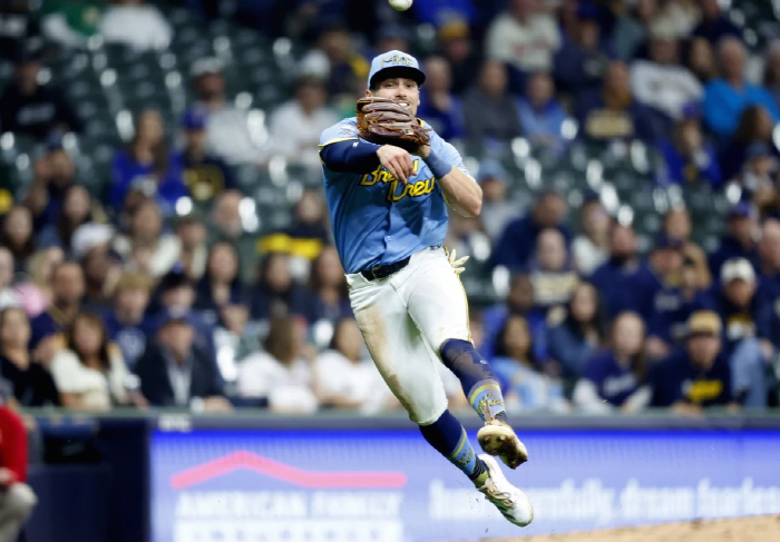 주전 3루수 놓치고 1893억 지른 보스턴, 이번엔 밀워키와 3:3 트레이드 '빅딜' 성사!