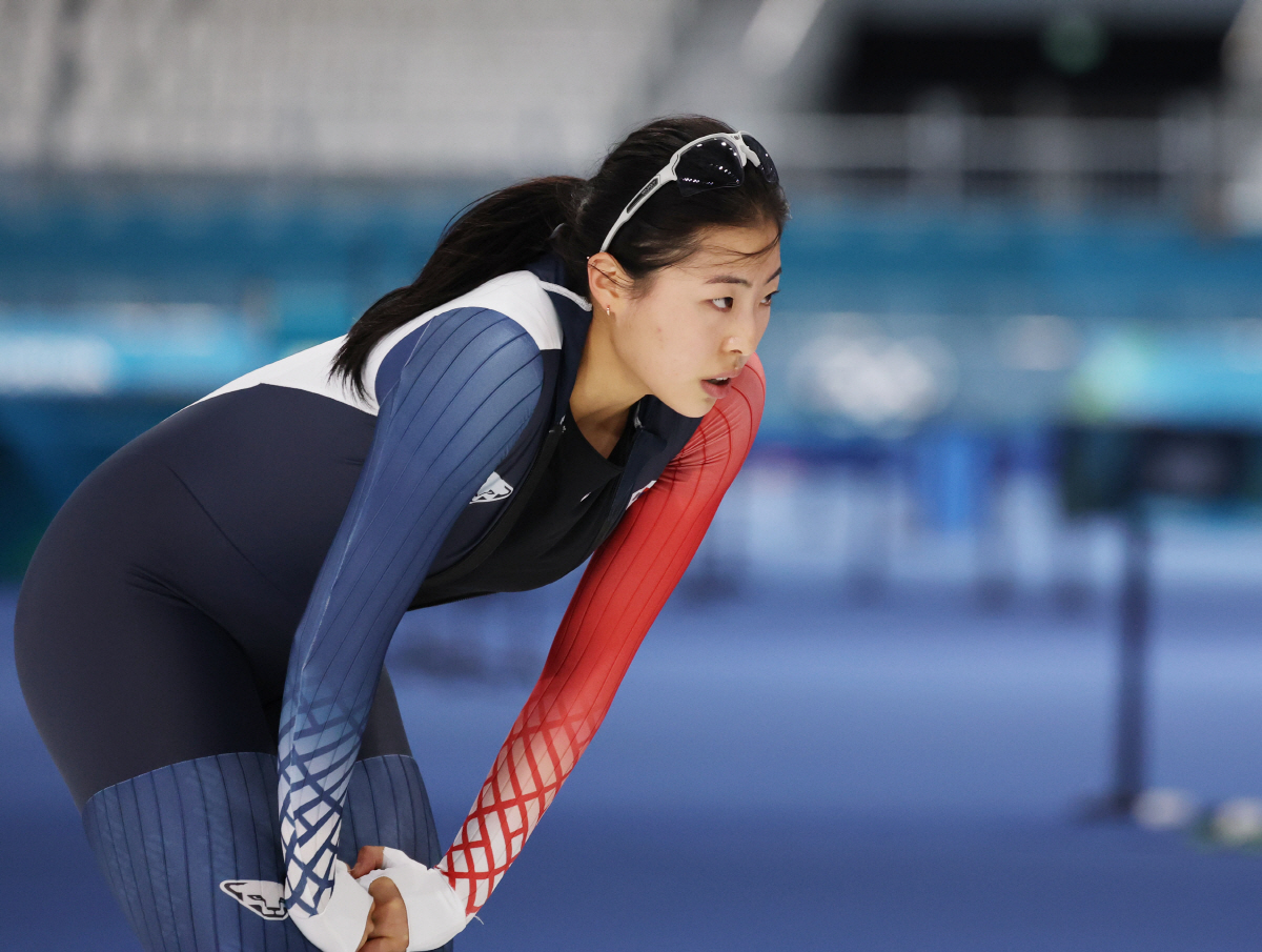 "500m 감각 예열" '빙속신성'이나현 1000m 9위'韓 첫 톱10'…
