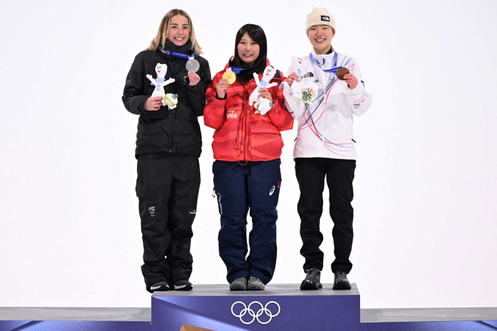 [밀라노 스토리]'1년 간 3번의 부상, 2번의 수술' 스노보드 그만 두려했던 '18세' 유승은, 시련을 동메달로 바꾼 '테토녀'