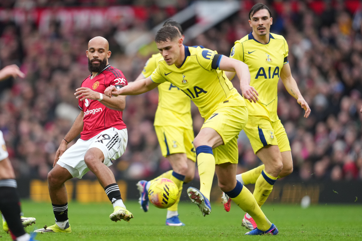 "대충격!" '왜 PK 안 줘요' 맨유 불쌍하다…토트넘 판 더 펜, 거친…