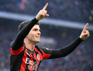 伊서 부활 성공한 '다재다능' 캡틴 아메리카, 맨유가 노린다! 