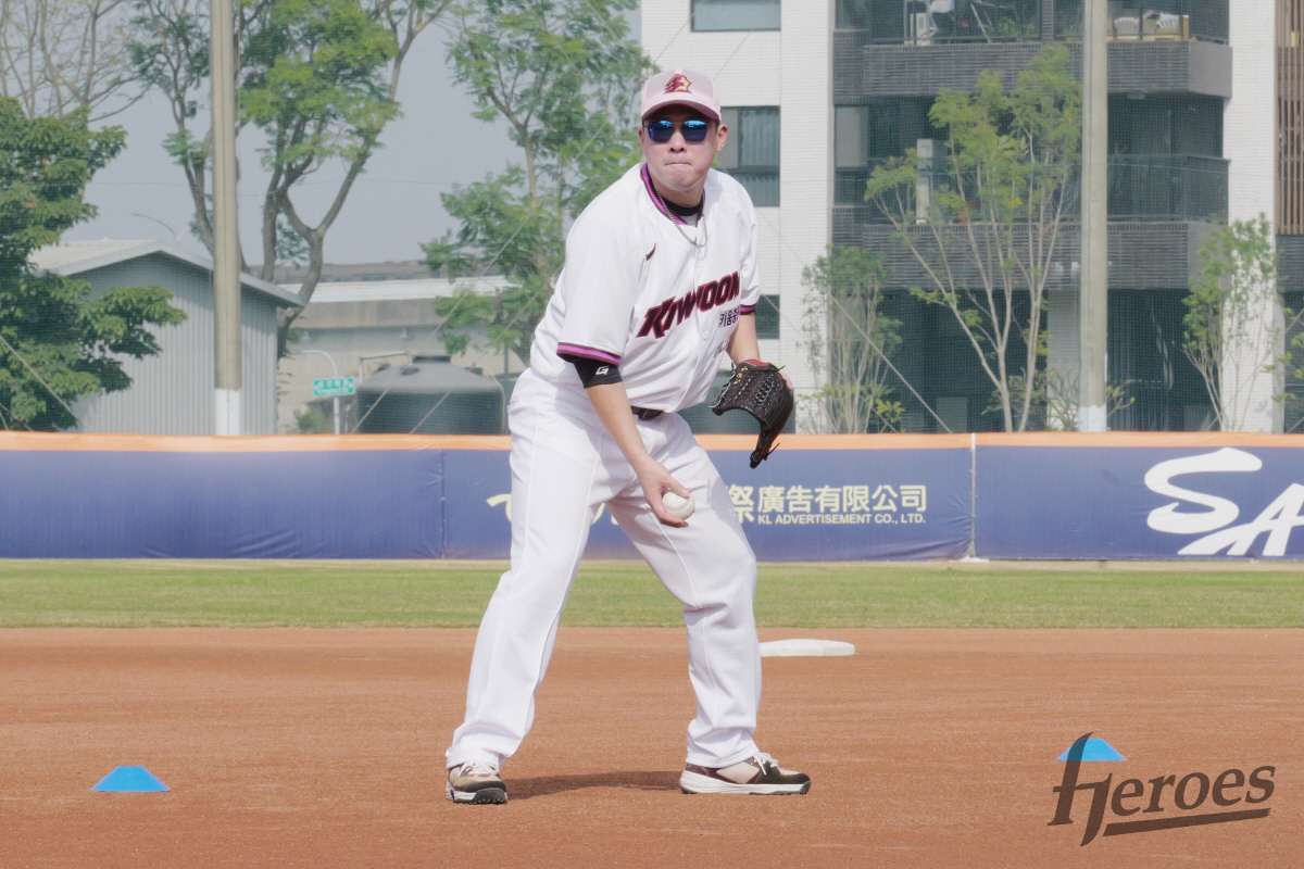 2루는 버렸다, 진짜 3루 올인이다...살까지 뺀 안치홍의 극한 도전, …