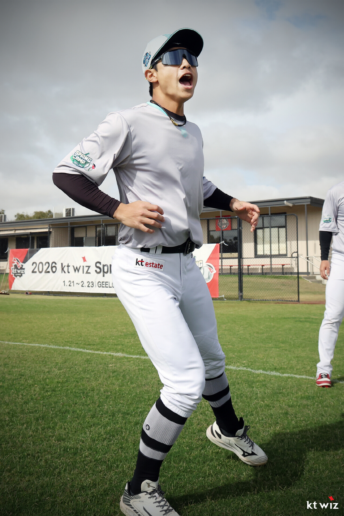 "2개월 딸과 매일 영상통화" 사연많은 24세, 육상부 출신→외야 전향 …