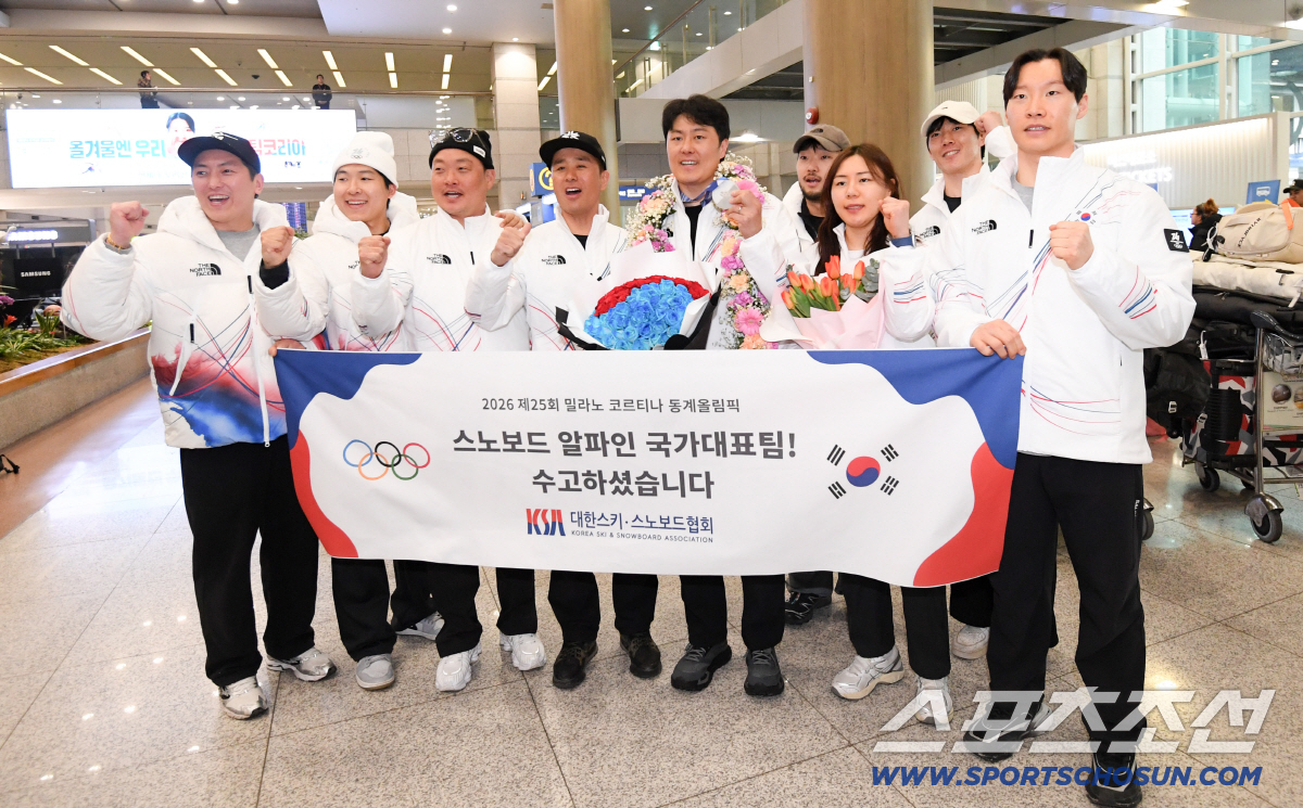 2026 제25회 이탈리아 밀라노 코르티나담페초 동계올림픽에서 은메달을 획득한 스노보드 국가대표 김상겸이 10일 인천국제공항을 통해 귀국했다. 김상겸(가운뎨), 이상호, 조완희, 정해림 등 코칭스태프가 포즈를 취하고 있다. 인천공항=박재만 기자 pjm@sportschosun.com/2026.02.10/