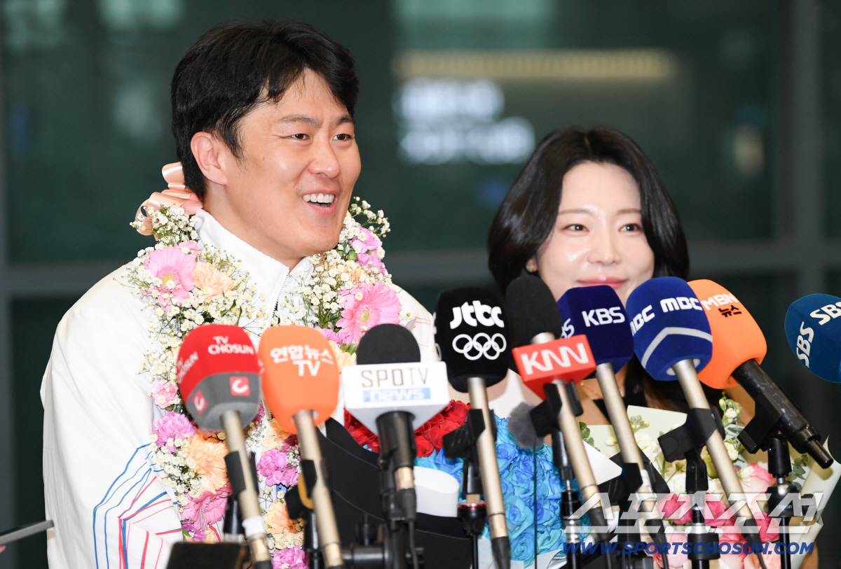 '막노동하며 8년 버틴 37세 스노보더' 올림픽 은메달을 아내 목에 걸어…