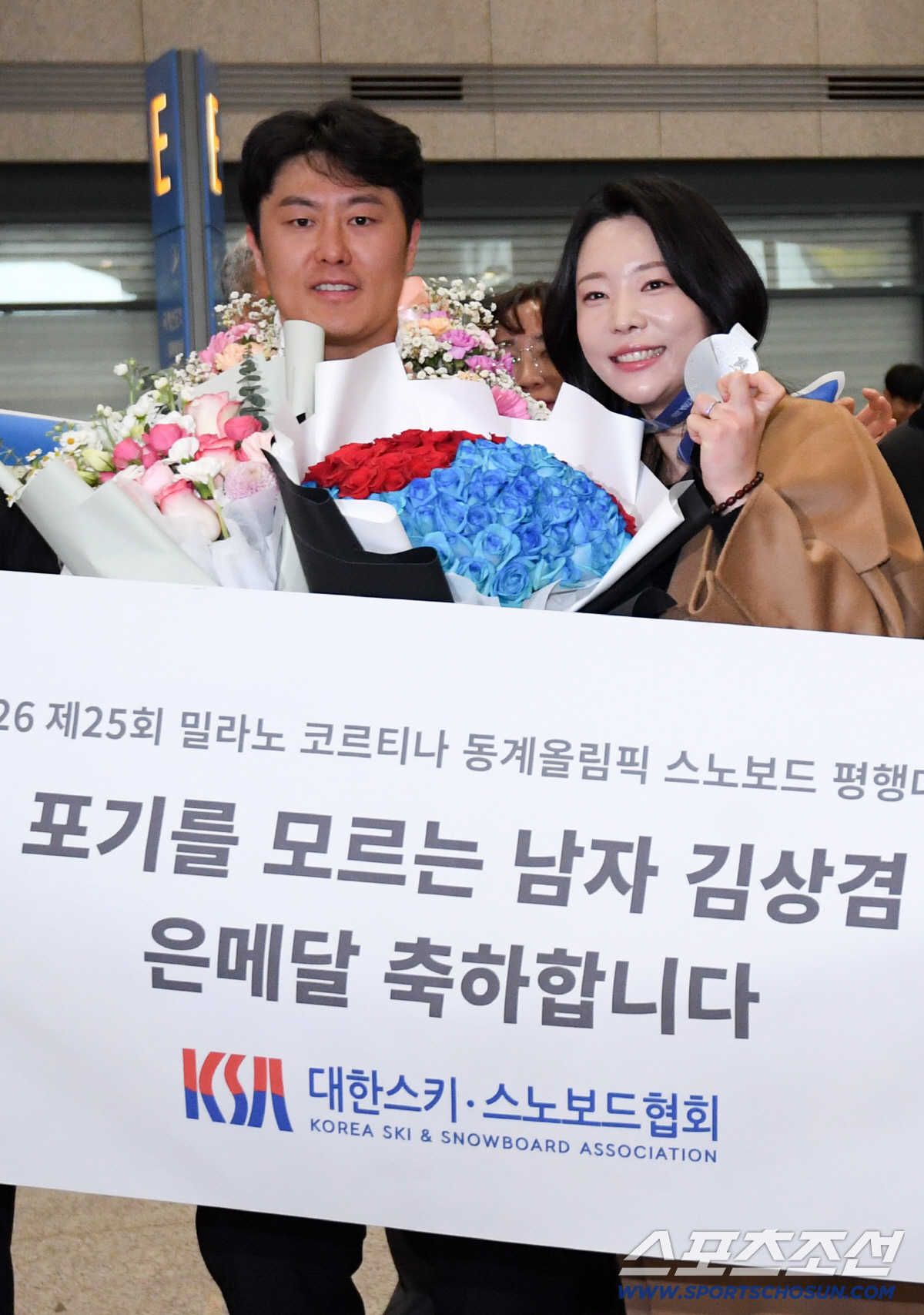 '막노동하며 8년 버틴 37세 스노보더' 올림픽 은메달을 아내 목에 걸어…