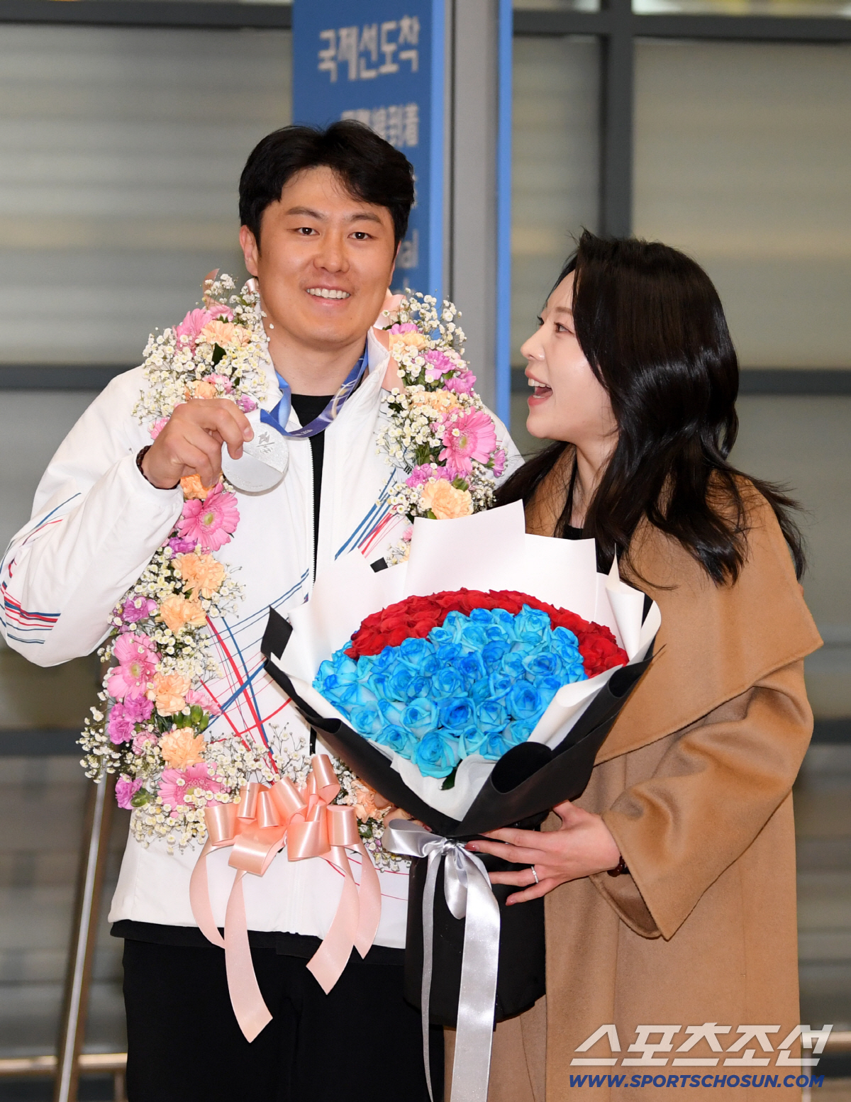 '막노동하며 8년 버틴 37세 스노보더' 올림픽 은메달을 아내 목에 걸어…