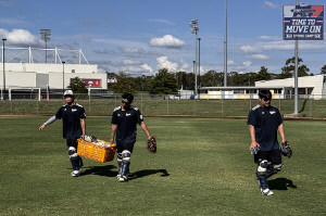 포수들이 왜 외야 펑고를? 두산에서 설마 선수 잡는 '개밥' 훈련 구태를?