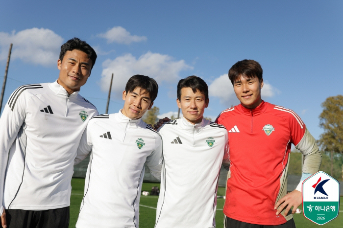 "스페인으로 떠난 지 벌써 한 달" '새 틀 짜기' 전북 현대 어떻게 지…