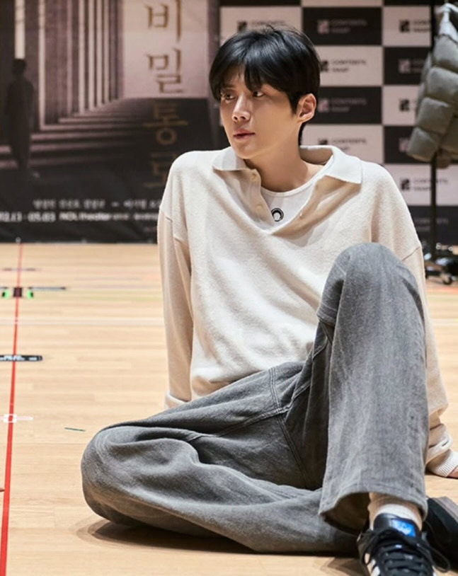 김선호, 얼굴이 반쪽 됐네...탈세 의혹 사과 후 근황 연극 전석 매진에…