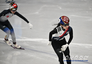 [밀라노 LIVE]코트니 사로 빠르네...'람보르길리' 김길리, 추격 끝에 2위로 500m 예선 통과