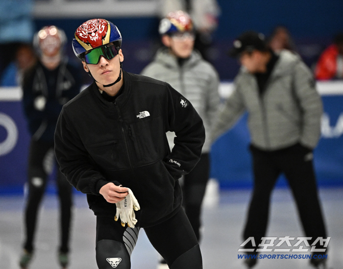 [밀라노 LIVE]'치열했던 3파전' 황대헌, 2위로 1000m 예선 통과