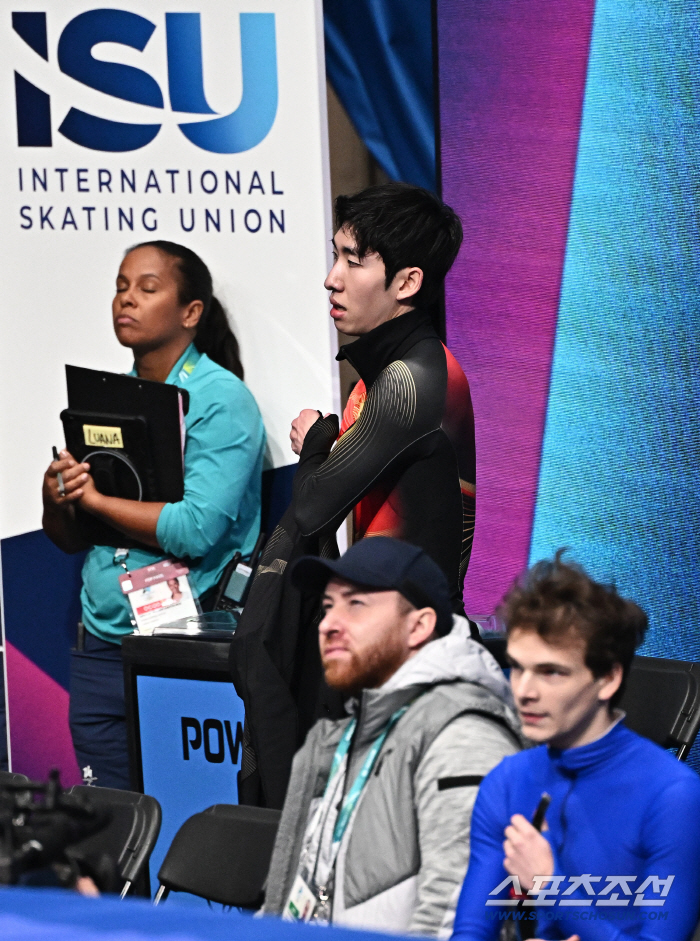 [밀라노 LIVE]세상에 이런 행운아가 있나...'14억 중국의 희망' 린샤오쥔, 극적 1000m 예선 통과