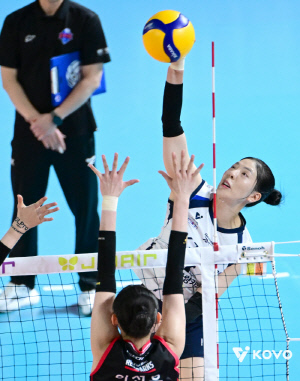 '봄배구' vs '연패탈출' 온 몸 날린 양팀의 투혼, 승부는 여기서 갈렸다..IBK기업은행, 천신만고 연승 행진, '졌잘싸' 정관장 9연패[대전리뷰]