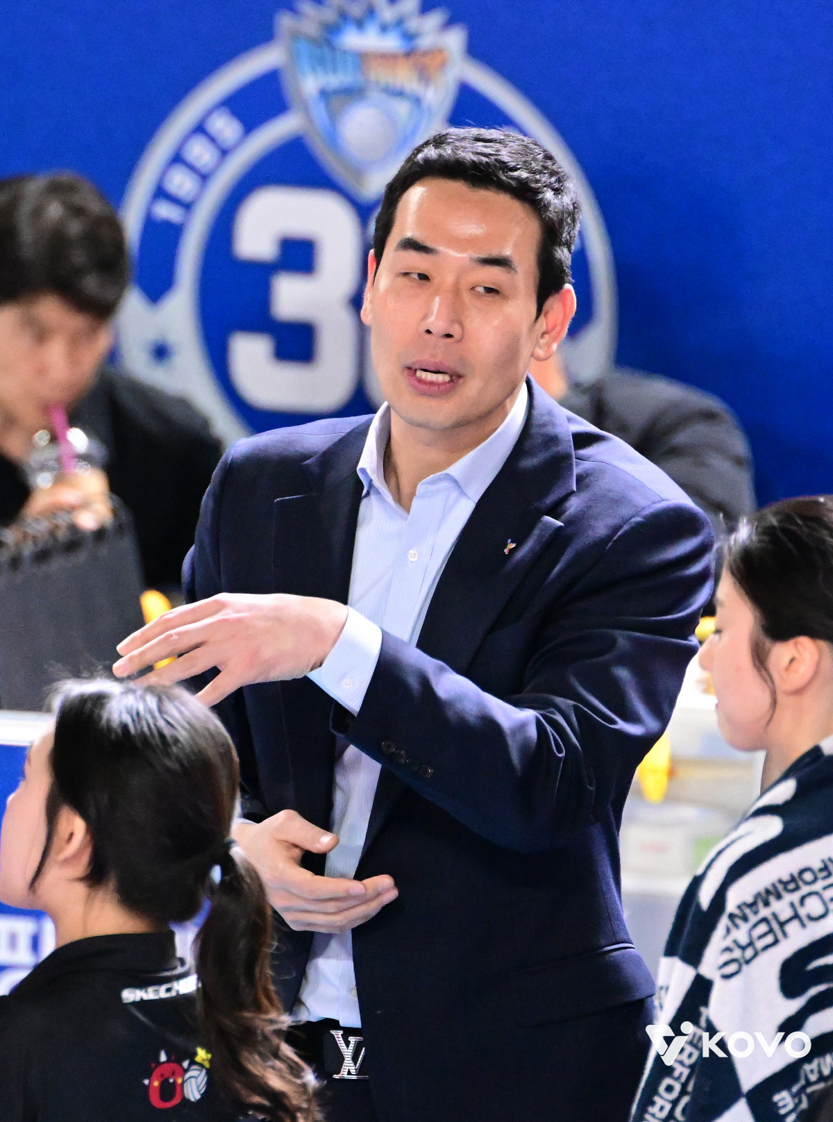 '봄배구' vs '연패탈출' 온 몸 날린 양팀의 투혼, 승부는 여기서 갈…