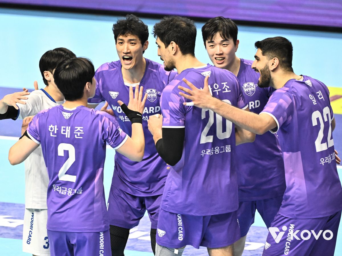 선두 탈환 실패! 갈길바쁜 대한항공 날벼락…'6위의 반란' 우리카드에 휩…