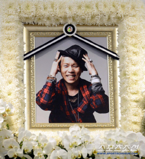 울랄라세션 故 임윤택, 결혼 6개월만에 비보...아내 