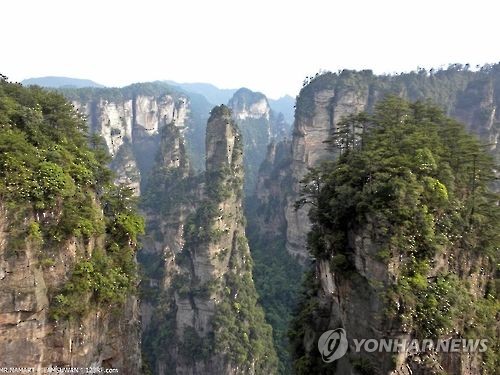 중국 장가계서 한국인 관광객 태운 버스 사고…2명 부상