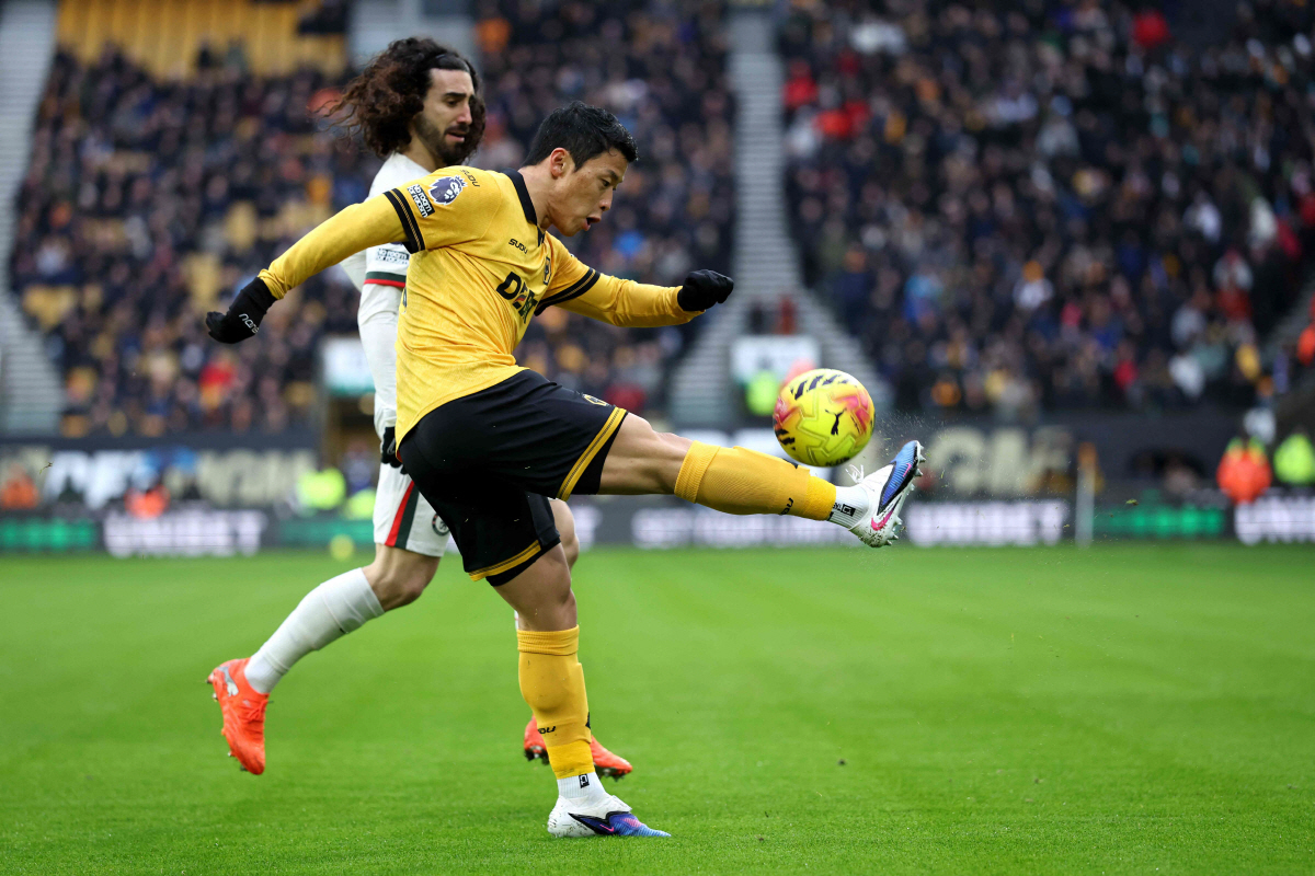 [오피셜]'韓 축구 초비상, 황소가 또 쓰러졌다' 황희찬 종아리 부상, …