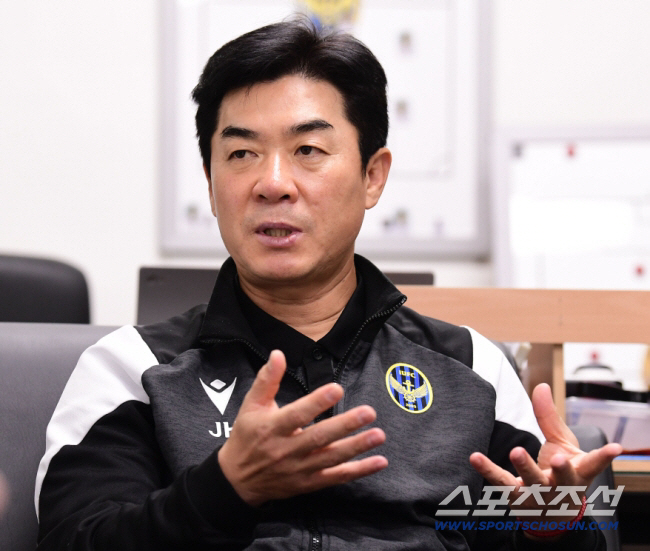 "인천에 꼭 필요한 선수"…윤정환 감독, '골프 세리머니' 이청용 품은 …