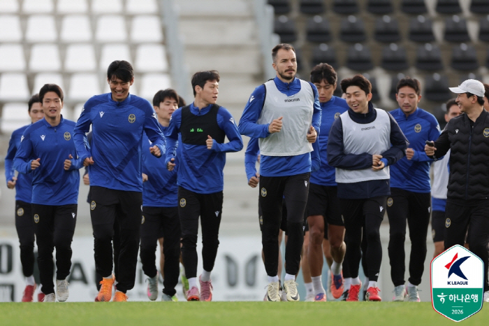 "인천에 꼭 필요한 선수"…윤정환 감독, '골프 세리머니' 이청용 품은 …