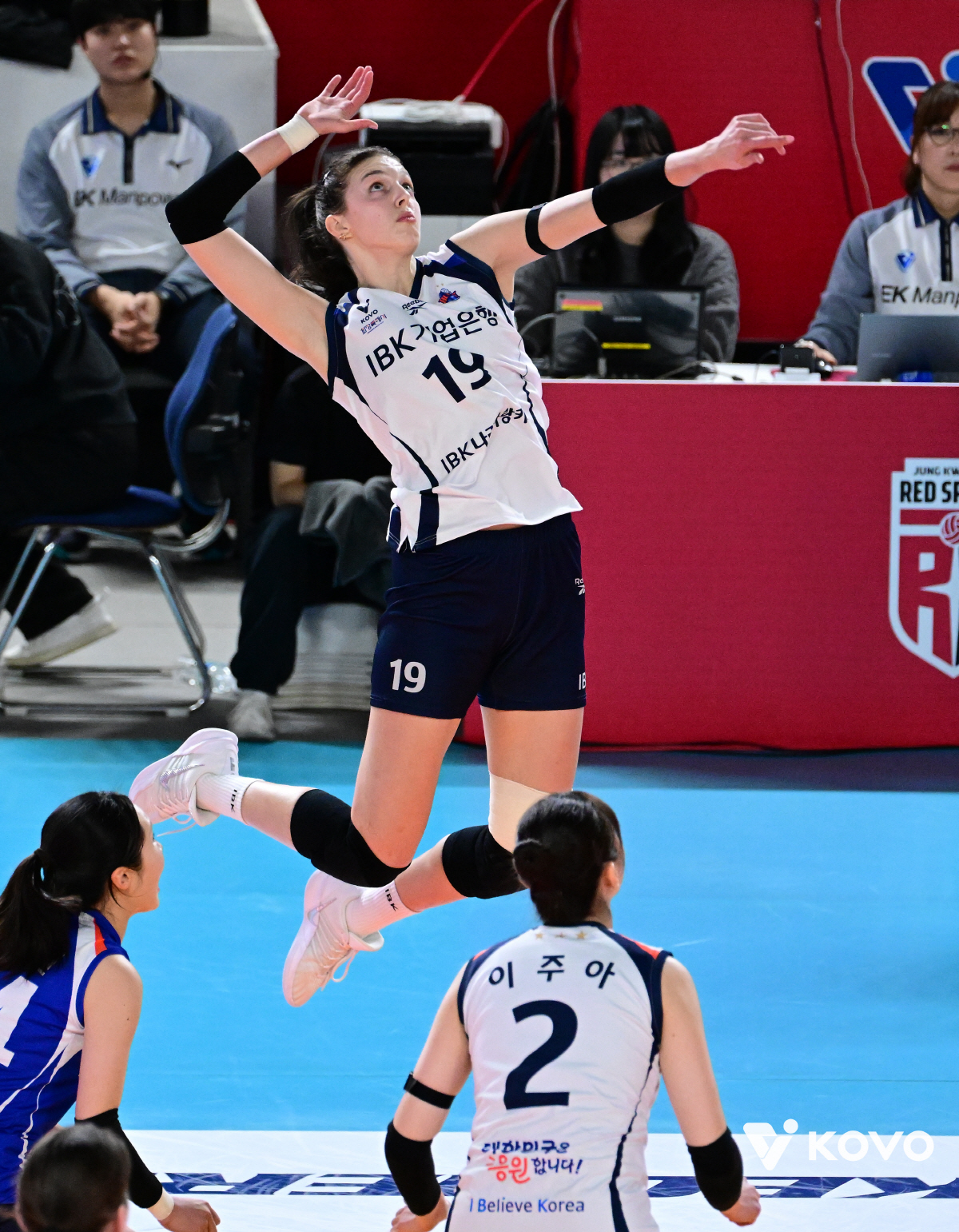 "매운 음식도, 봄 배구도 도전 중"  진화하는 '승리여신' 빅토리아, …