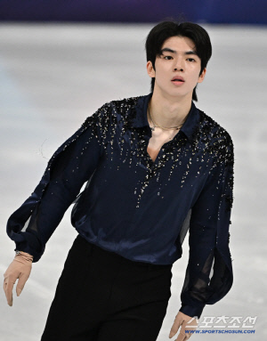 [밀라노 LIVE]아쉬웠던 점프 실수 만회한다! '韓 피겨 간판' 차준환, 개인전 쇼트 15번째 출격...'생애 첫 올림픽' 김현겸은 9번째