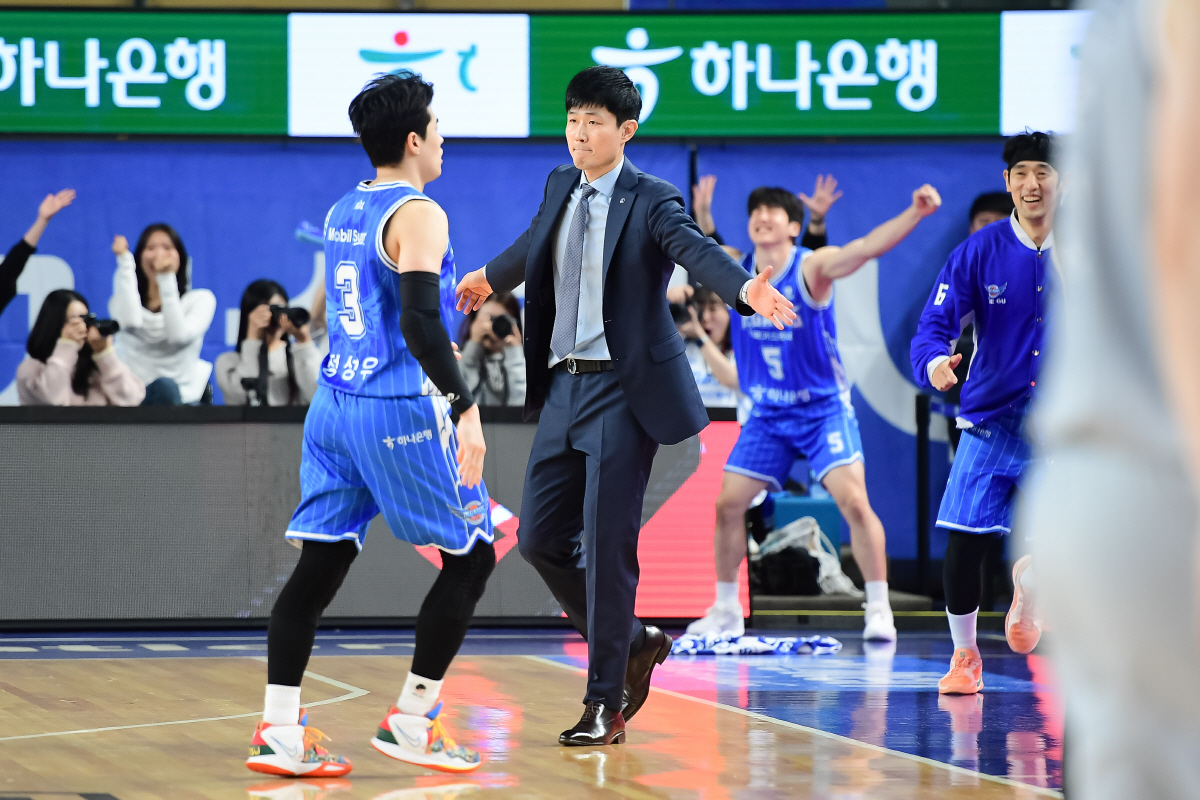 가스공사의 강력한 결단. 강 혁 감독 2년 재계약 확정. "팀 리빌딩 최…