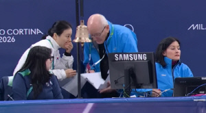 왜 한국 쇼트트랙 코치는 김길리가 넘어진 후 현금을 들고 심판에게 달려갔을까