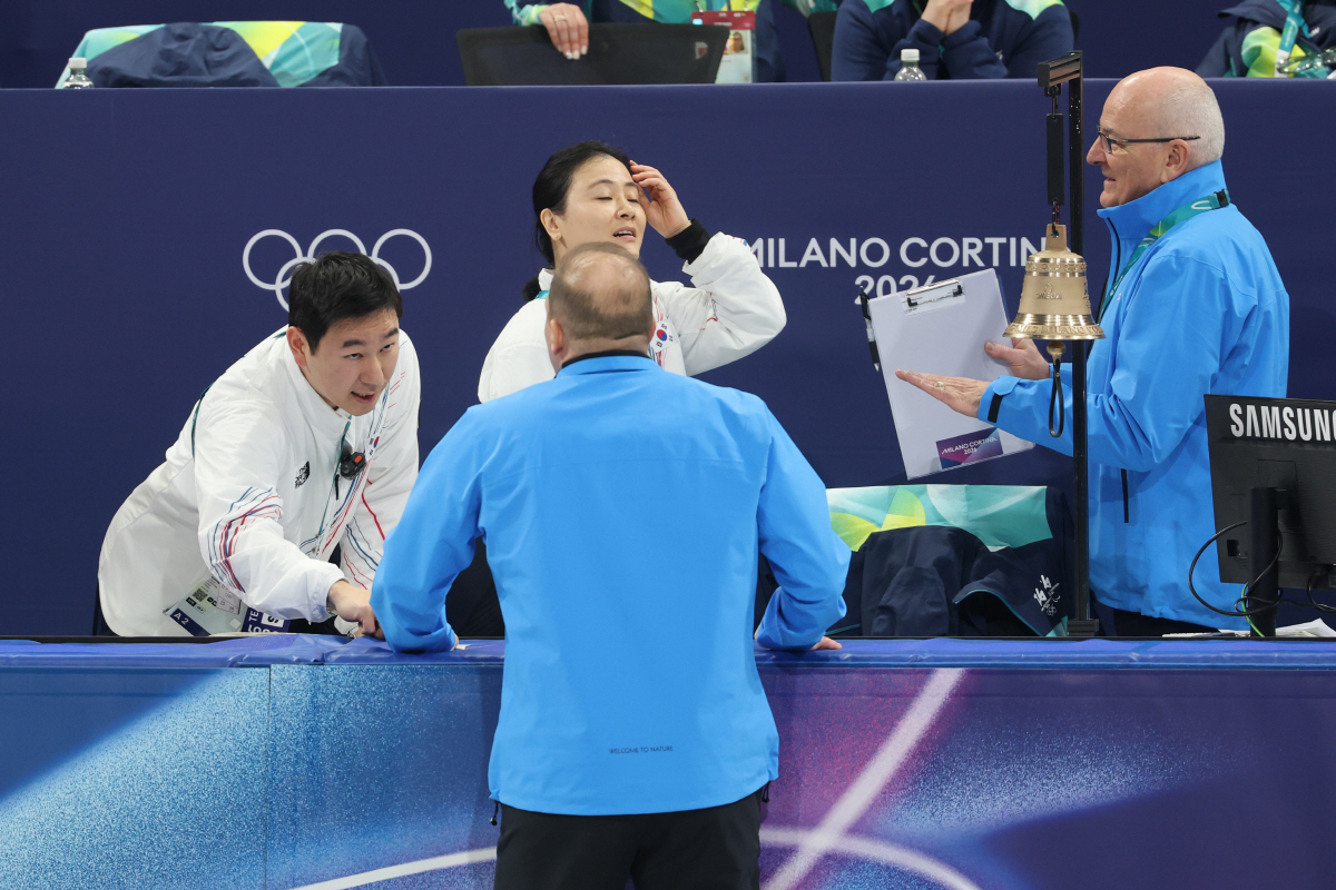 왜 한국 쇼트트랙 코치는 김길리가 넘어진 후 현금을 들고 심판에게 달려갔…